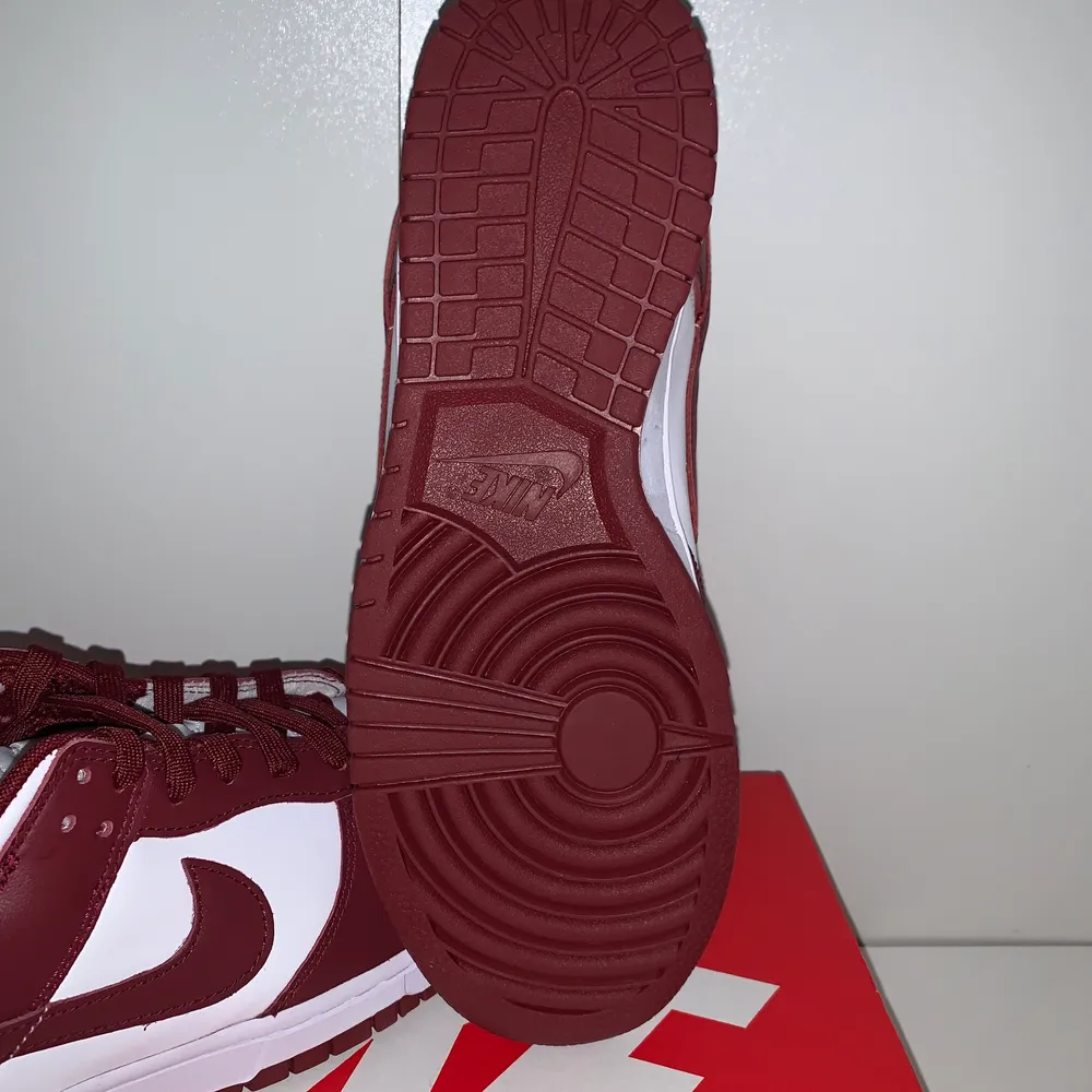 Säljer ett par Nike Dunk low Team Red i storlek 44. Skorna är deadstock.. Skor.