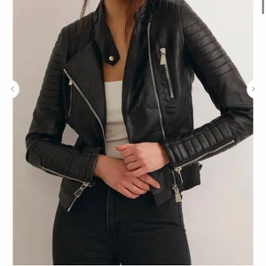 Chiquelle Skinnjacka - Säljer min skinnjacka från chiquelle. Använd ganska mycket så därför priset, men inga defekter! Säljer billigare vid snabb affär 💗 Nypris 699