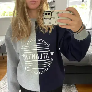 Unik oversized sweatshirt från ASOS med tryck. Säljer då den inte längre kommer till användning. Använd ett fåtal ggr. 