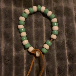 Pärlarmband - Jättefint armband som går att knyta om för att den ska passa bra runt vristen på olika personer 😁 Vill du köpa mer än en sak kan vi lösa pris osv 🫶🏻