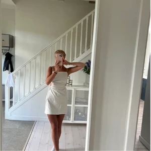 Bershka klänning - Säljer denna nya bershka klänning! Storlek xs men passar s med!! Så snygg men kommer inte till användning. Lånad första bild