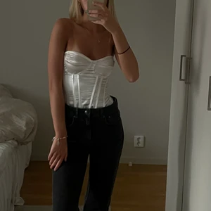 Korsett  - En vit superfint korsett i silke, från PLT i strl  32. Den slutar vid naveln typ och är vekrligen så vacker! Köpte den för 300kr. 