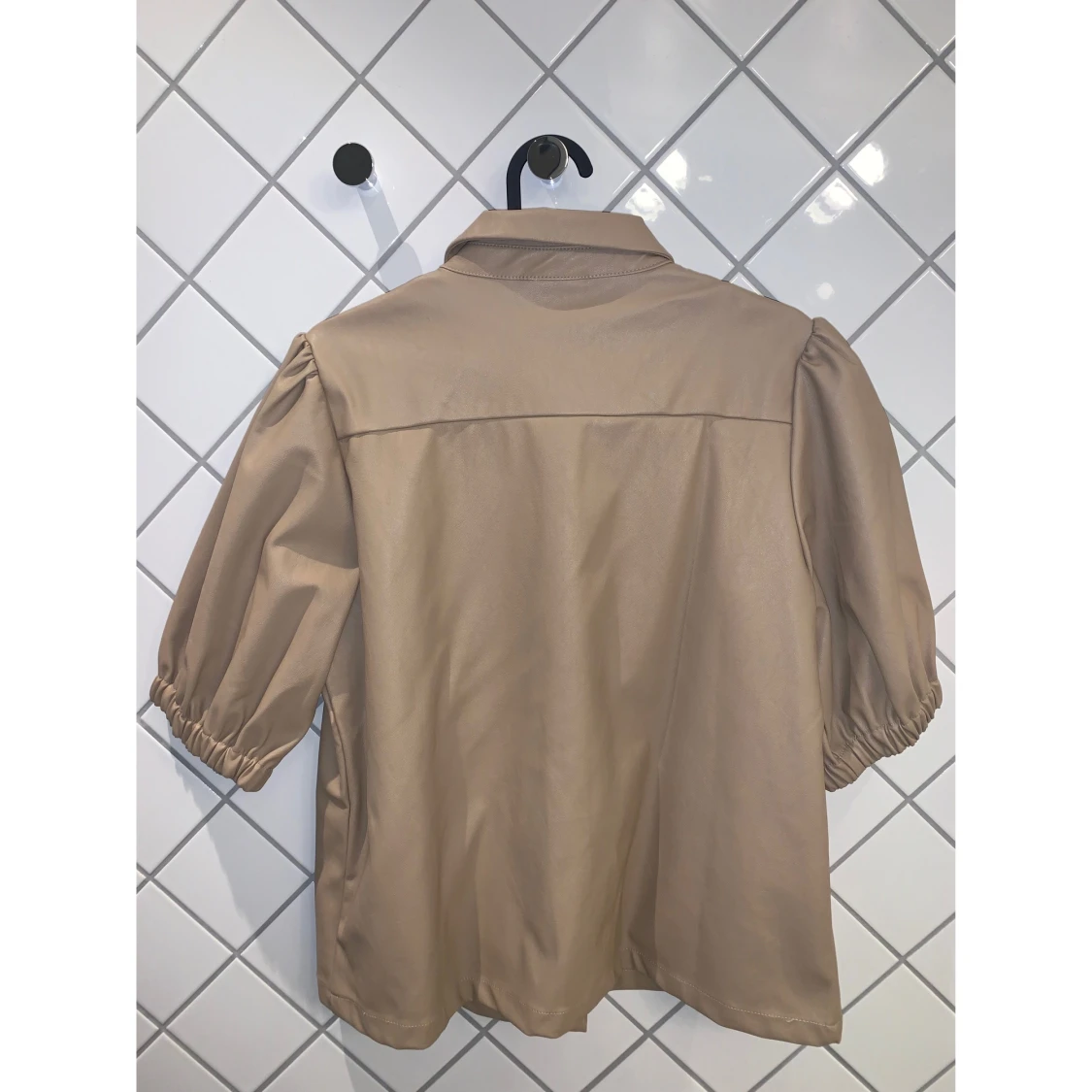 Kortärmad blus i läderimitation  - 90