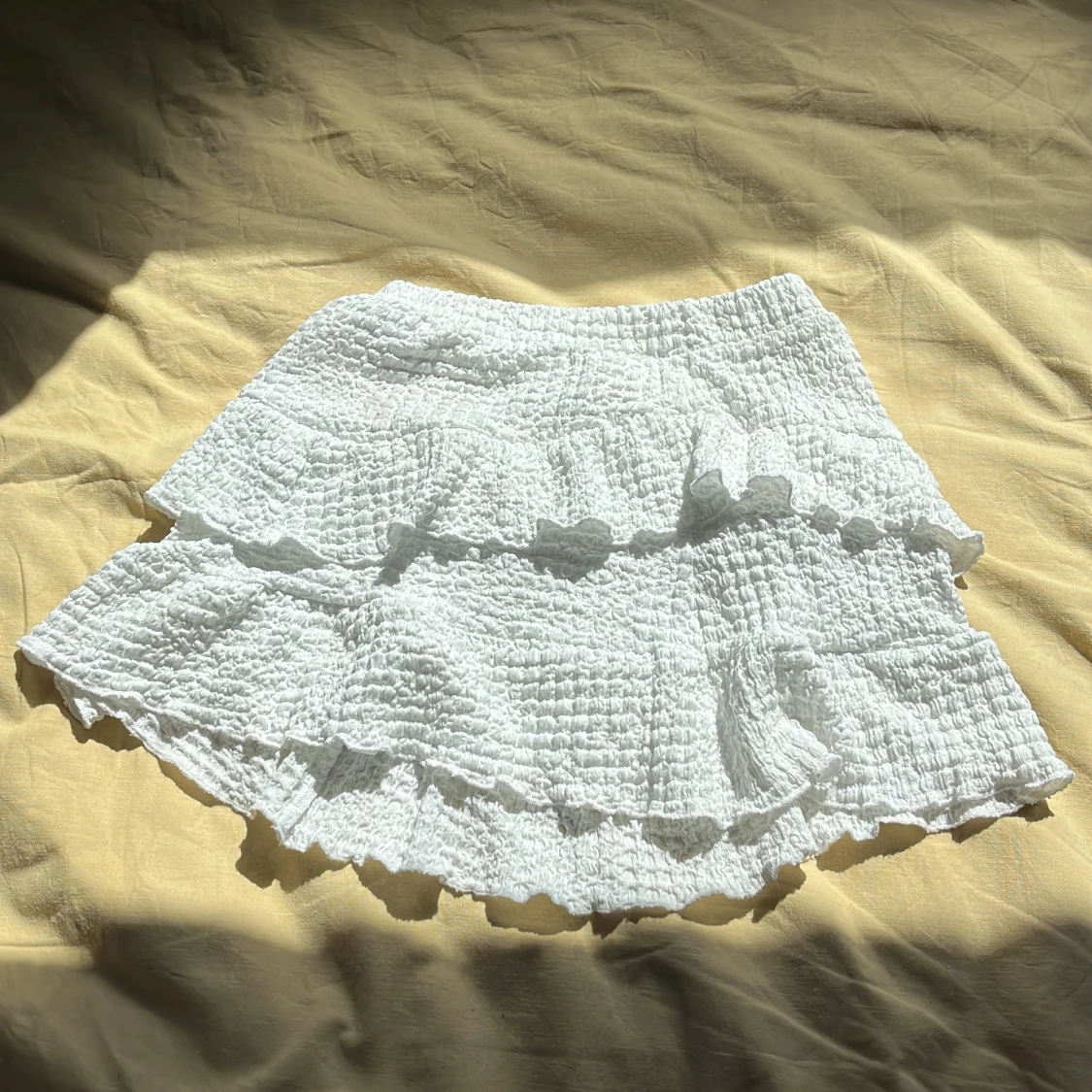 Vit volangig kjol från zara. Strl 134 