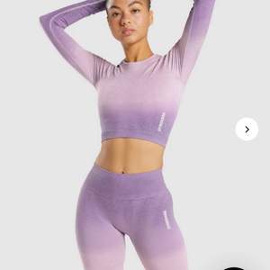 🌸 Gymshark Adapt ombre seamless set säljes. Shorts + långärmad crop top ingår i priset. Helt nytt - aldrig använt. Strl XS men passar även S. Komprimerande och formar kroppen snyggt. Superfint men trivs inte i färgen (fick i present). Nypris 998 kr 🌸