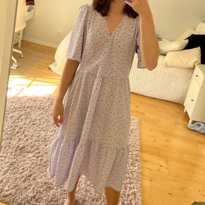 Flowy sommarklänning från Monki - Härlig lång sommarklänning som jag tyvärr inte använt så mycket, säljer den och hoppas att någon annan kan få bättre användning för den🌟 köparen betalar frakt☺️