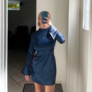 Satinklänning  - Säljer en sååå fin marinblå klänning i satin från zara. Sitter väldigt bra på. Passar xs och s. Eventuell frakt står köparen för