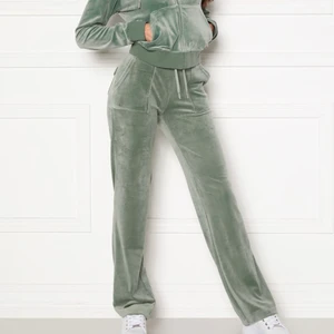 Juicy set i stl xs/xxs - Jag söker ett par ljus gröna juicy sett alltså med både tröjan och byxorna, jag köper det för 500/600 kr Max