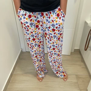 Blommiga byxor - Superfina byxor från Gina, köpta förra året. Väldigt tunt material som passar perfekt nu på sommaren. Använt fåtal gånger! 