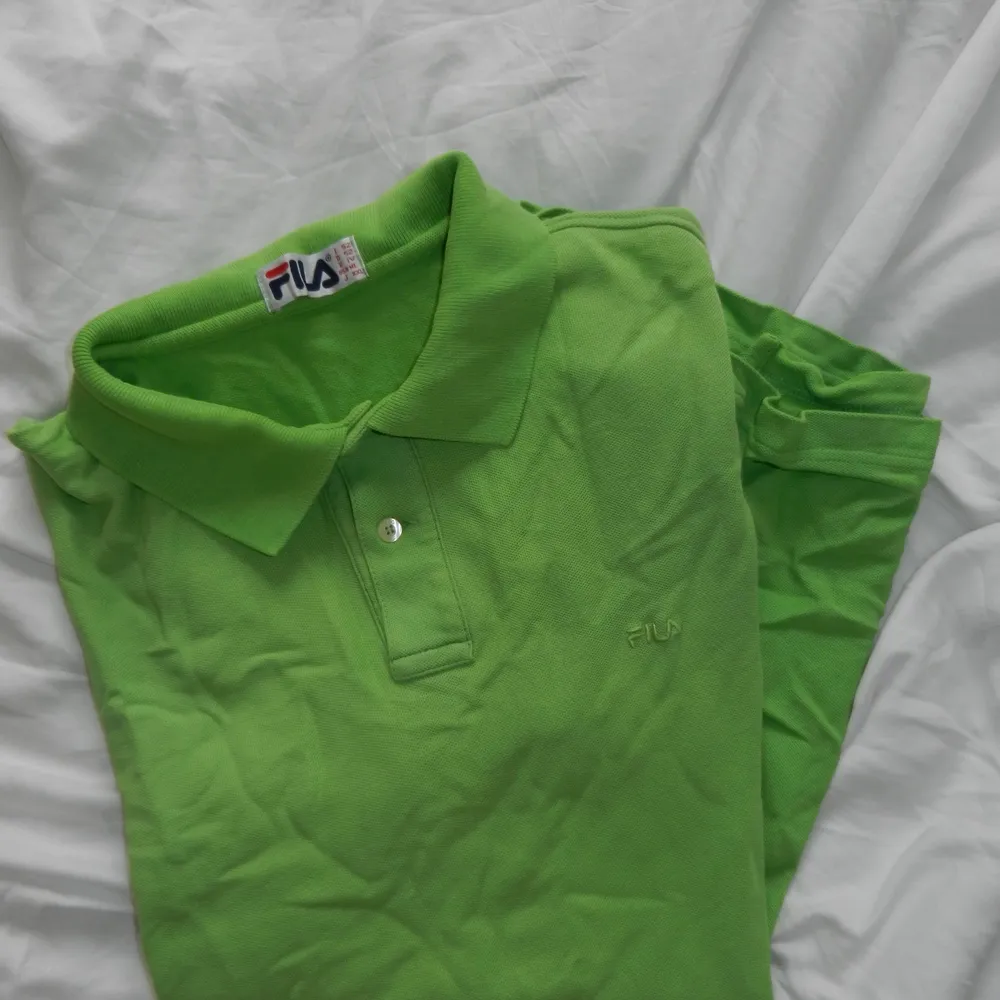 En ljusgrön piké tröja från Fila köpt på humana men aldrig använt! Skriv för frågor eller fler bilder. Tröjor & Koftor.