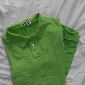 En ljusgrön piké tröja från Fila köpt på humana men aldrig använt! Skriv för frågor eller fler bilder🍀