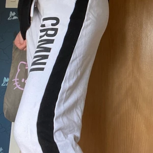 CRMNL mjukisar - Mjukisbyxor med trycket Crmnl (criminal?). Supercoola :) Vill du köpa flera grejer går det att lösa med bra pris osv! Jag är 164 och har oftast S eller XS