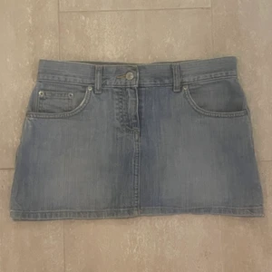 Ljusblå lågmidjade kjol  - Ljusblå lågmidjade jeans kjol. Nästa som ny och i ett bra stick!