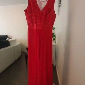 Fest och aftonklänningar  - Röd 8ch lång fin klänning,  passar perfekt till fest. Härlig röd färg 