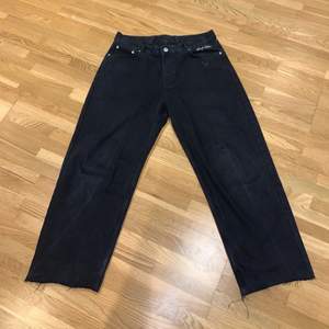 ett par svarta jeans ”big skate” från sweet sktbs! avklippta med innerbenslängd 73cm. i övrigt bra skick! 