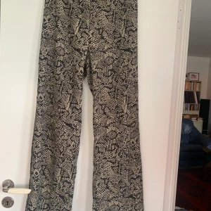 Ormbyxor - Ormbyxor från Weekday, super skönt material