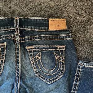 Suuupersnygga true religion jeans!! Älskar men säljer då jag tycker de är lite korta på mig som är 178. Jag har förlängt de 3 cm (se sissta bilden). Köp inte direkt utan skriv till mig först☺️ Är det många som är intresserade blir det budgivning💗