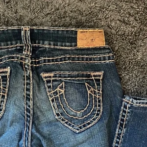 True Religion Jeans  - Suuupersnygga true religion jeans!! Älskar men säljer då jag tycker de är lite korta på mig som är 178. Jag har förlängt de 3 cm (se sissta bilden). Köp inte direkt utan skriv till mig först☺️ Är det många som är intresserade blir det budgivning💗