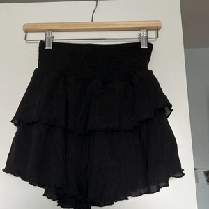 SHEIN volang kjol - Använt en gång, kommentera för frågor privat för intresse. Kan mötas i Uppsala annars posta, ni står för frakten💕