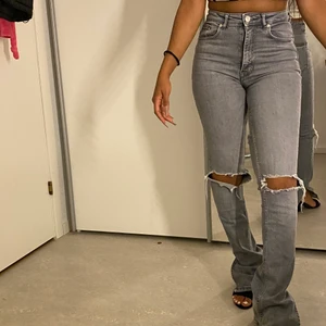 Zara jeans  - Säljer mina Jättefina jeans från zara som har slits. Säljer de för att de är för tighta i midjan på mig. (Det är min vän på bilderna) Hon är 156 men har klackar på bilden. Jag är 173 och de passar mig. De är stretchiga.