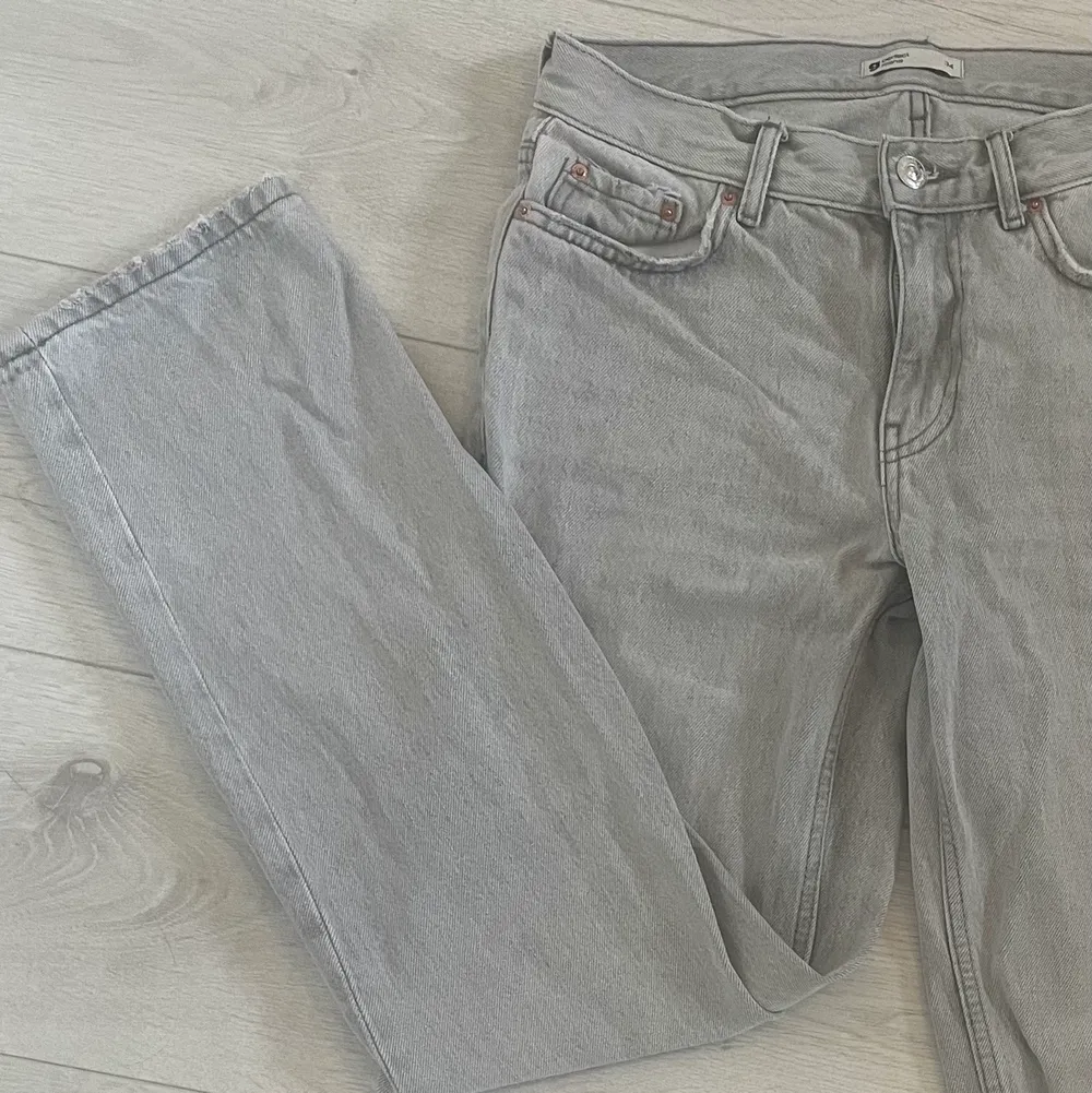 Supersnyggga lågmidjade gråa jeans som jag älskar men tyvärr måste sälja då jag inte passar i den längre. Använd högst 3-4 gånger så väldigt bra skick. 😩💕. Jeans & Byxor.