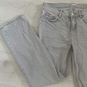 Supersnyggga lågmidjade gråa jeans som jag älskar men tyvärr måste sälja då jag inte passar i den längre. Använd högst 3-4 gånger så väldigt bra skick. 😩💕
