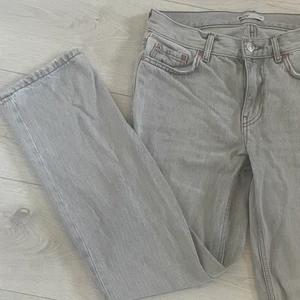 Gråa jeans - Supersnyggga lågmidjade gråa jeans som jag älskar men tyvärr måste sälja då jag inte passar i den längre. Använd högst 3-4 gånger så väldigt bra skick. 😩💕