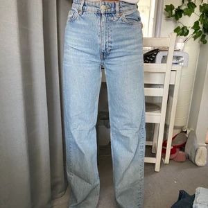 Midrised jeans  - Säljer dessa midrised jeansen från monki! Använda en del och finns ett litet hål vid ena hällan men det är inget som märks. Kom privat vid frågor eller intresse! 