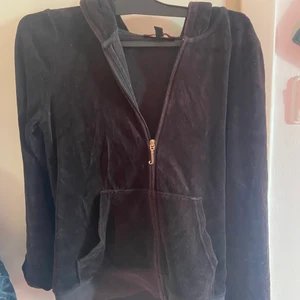 Juicy couture  - Jag säljer denna gamla juicy couture pga av att den är för liten för mig. Den passade mig när jag hade storleken xs. Köparen står för frakten 