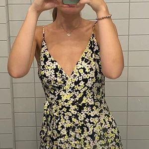 Klänning från & Other Stories - Jättefin klänning från & Other Stories i storlek 36. Du knyter själv i midjan = justerbar storlek. Hittar inget att anmärka på!