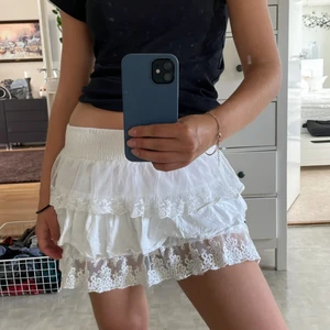 Vit volangkjol - Säljer denna superstat vita vilangkjolen💗☺️☺️ 