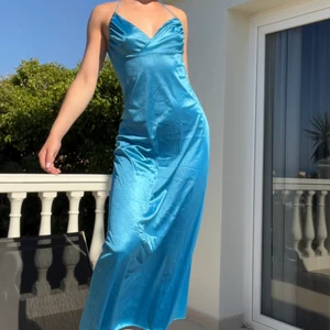 Blå sidenklänning - Sååå fin klänning med justerbara band som jag tyvärr inte får användning för.. köpt på humana! Jag är 175💗🌸