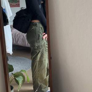 Perfekta cargopants med fickor i bra kvalitet. Sitter snyggt oversized och lågmidjat, jag är 175cm och har vanligtvis M/L eller 40/42. 