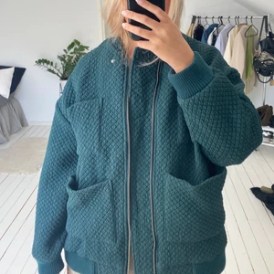 Grön jacka - Snygg oversized jacka från carin wester, den är mörkare i verkligheten 