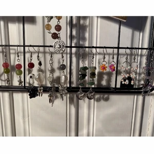 handgjorda örhängen - säljer dessa örhängen som jag gjort själv :-) det går också att önska egna designer med andra färger/berlocker så det är bara att skriva till mig så fixar jag!<3