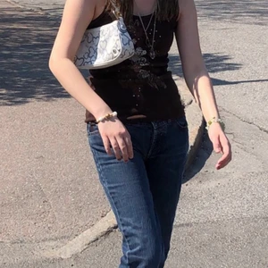 Brunt Y2klinne med tryck🤎 - Superfint linne med lite Y2k vibbar! Säljer då den inte passar mig så bra! Frakt tillkommer. Vid flera intresserade blir det budgivning🤎