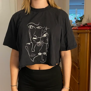 T-shirt - En avklippt tröja från Na-kd😊 I strl L men passar mig som brukar ha S💓Säljes 20kr+frakt