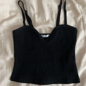 Zara topp - Svart ribbad topp från Zara i storlek S! Köparen står för frakt 🤍