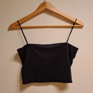 Svart cropped linne - Jättesnyggt svart kort linne i storlek XS-S! Säljer då den är för liten på mig :/ Frakt tillkommer <3