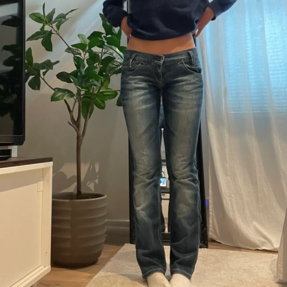 Jättefina lågmidjade Lee jeans! De är sparsamt använda och i väldigt bra skick💕 Jeansen är i storlek w28 L33💗 Köparen står för frakt!. Jeans & Byxor.