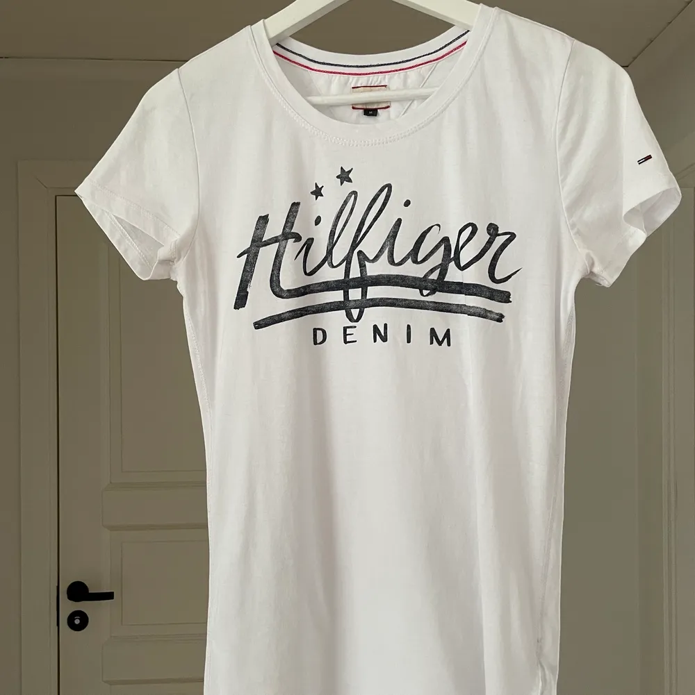 T-shirt från Tommy Hilfiger. Bra skick, köpt för 400kr. T-shirts.