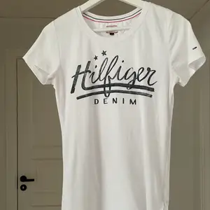 T-shirt från Tommy Hilfiger. Bra skick, köpt för 400kr