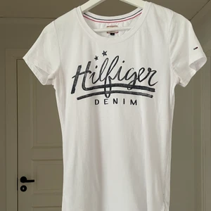 T-shirt - T-shirt från Tommy Hilfiger. Bra skick, köpt för 400kr