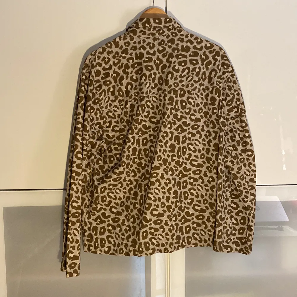 Oanvänd overshirt jacka i leopard liknande mönster. Märke 