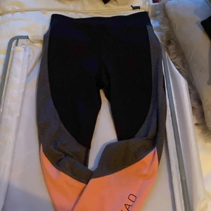 Vet inte - Ett bar vanliga träningsbyxor med lite färg