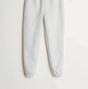 Ginatricot Grey Sweatpants - Bild 1&2 är lånade, säljer dessa mjukisbyxor från Gina pga för liten storlek, är som nya och tvättade 1 gång direkt efter användningen av byxorna, pris kan diskuteras men känner jag att priset är rimligt pga att skicket är så pass  bra, skriv för bilder!💕