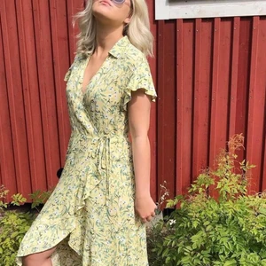 Omlottklänning från gina - Fin nästintill oanvänd omlottklänning