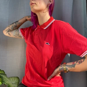 ATTICUS pique tröja  - • ATTICUS x Tyler Posey • Oanvänd pique tröja i super snygg rödfärg med vita detaljer. Bra material och logga på bröstet. På nedre baksida är en tryckt autograf från Tyler Posey då han gjorde en kollektion tillsammans med Atticus.