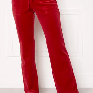 Röda juicy byxor  - Säljer mina jc byxor i stl M å bra skick 💕 går också att bytas ut mot ett par andra jc byxor 