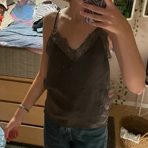 Fint spets linne  - Säljer ett mörk grått spets linne💕 Vid fler bilder eller frågor kontakta bara mig💕⚠️KÖP NU FUNGERAR EJ⚠️ Totala frakten blir 26kr + 75kr = 101 kr😘 Eller 13kr + 75kr = 88 kr men inte spårbart💕